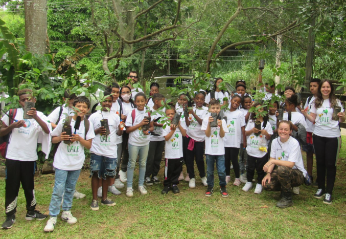 Meninos fardados na escolinha de futsal sparta