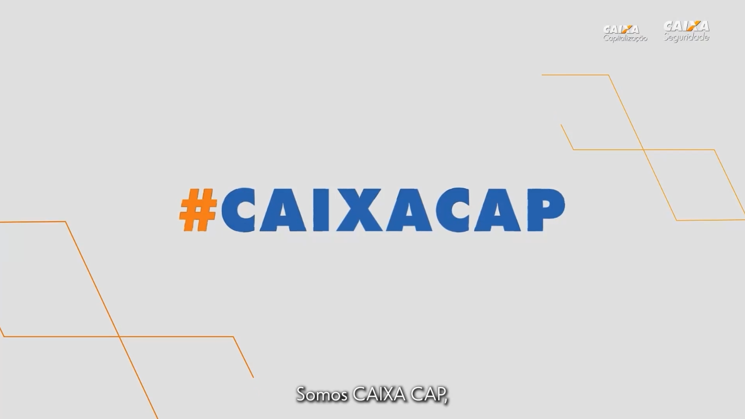 Homem sorrindo com celular nas mãos e olhando para a câmera