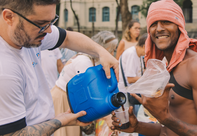 Meninos fardados na escolinha de futsal sparta