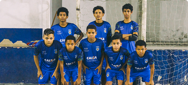 Meninos fardados na escolinha de futsal sparta