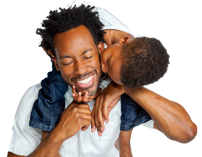 Homem negro sorrindo com filho no ombro